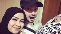 Donny Michael dan Aryani Fitriana bersama putra mereka, Isco. (Instagram)