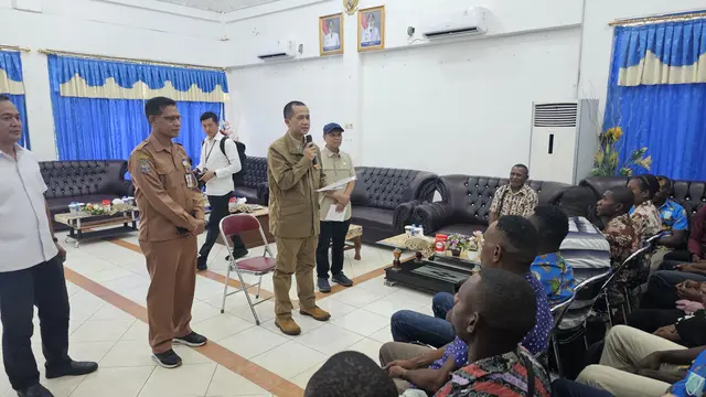Menteri Transmigrasi (Mentrans) Muhammad Iftitah Sulaiman Suryanagara memberikan arahan kepada calon Komcad di Merauke, Papua Selatan.