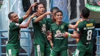 Pemain Persebaya, Rishadi Fauzi merayakan gol ke gawang pemain PSPS Riau pada laga 8 Besar Liga 2 Grup Y di Stadion GBLA, Bandung, Sabtu (18/11/2017). Persebaya Menang 1-0. (Bola.com/Nicklas Hanoatubun)