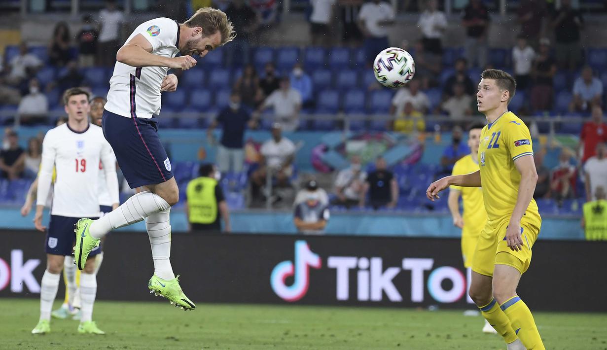 Pada menit ke-50, Harry Kane mencetak gol kedua sekaligus ketiga untuk timnya. Kali ini ia melakukan sundulan maut memanfaatkan umpan Luke Shaw. (Foto: AP/Pool/Ettore Ferrari)