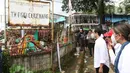 Mendikbudristek Nadiem Makarim mengunjungi SD Negeri Cugenang yang terdampak gempa bumi di Cianjur, Jawa Barat, Rabu (23/11/2022). Dinas Pendidikan, Pemuda, dan Olahraga (Disparpora) Cianjur mencatat bangunan sekolah yang rusak itu terdiri dari 121 SD dan 21 SMP. (Liputan6.com/Herman Zakharia)
