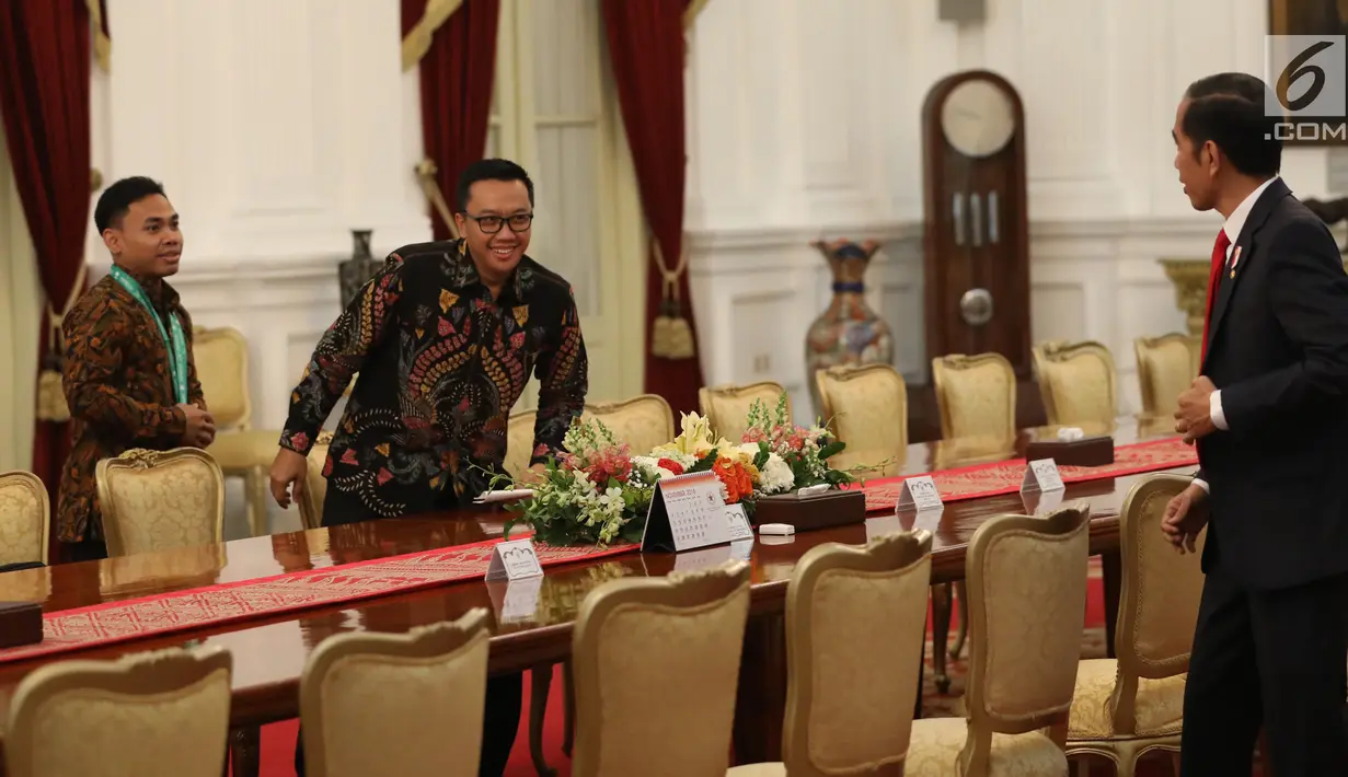 Presiden Joko Widodo menerima Menpora Imam Nahrawi dan Lifter Eko Yuli Irawan di Istana Merdeka, Jakarta, Kamis (8/11). Jokowi mengapresiasi prestasi Eko Yuli yang berhasil meraih medali emas di nomor 61 kg. (Liputan6.com/Angga Yuniar)