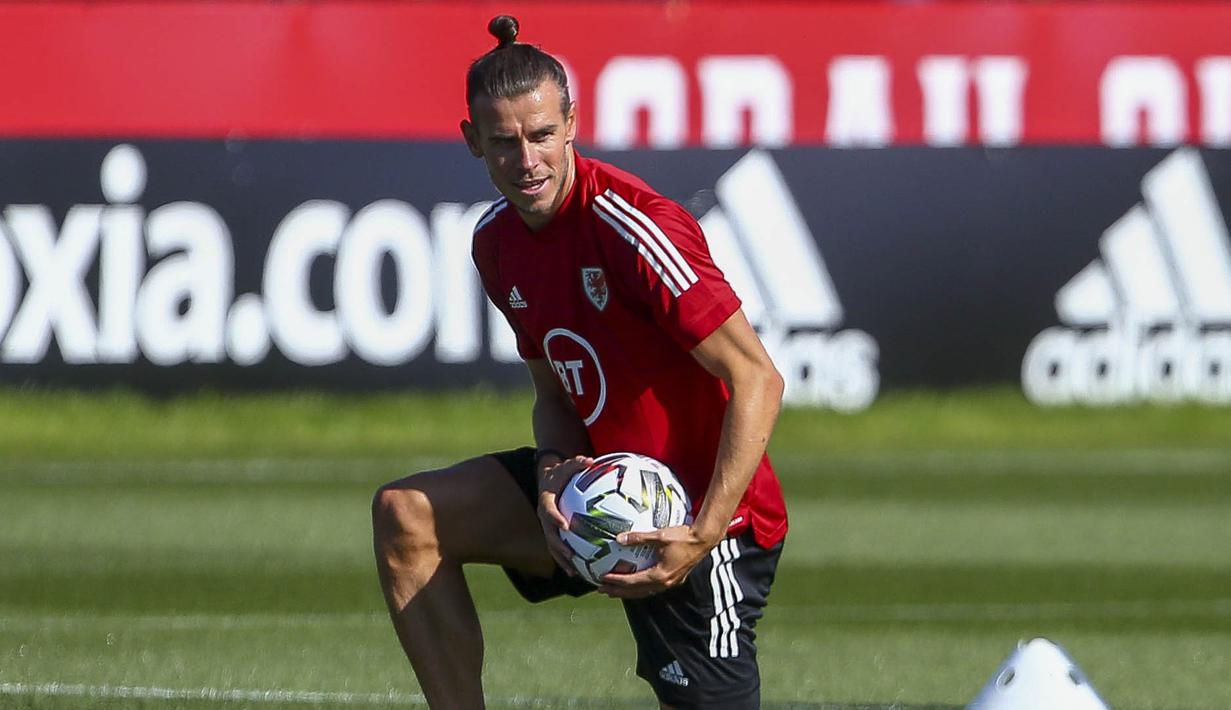Pemain Timnas Wales, Gareth Bale, memegang bola saat mengikuti latihan jelang laga UEFA Nations League di Hensol, South Wales, Senin (31/8/2020). Wales akan berhadapan dengan Finlandia. (AFP/Geoff Caddick)