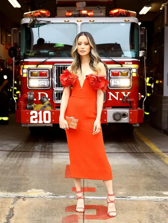 Midi dress dari Oscar de la Renta ini memiliki potongan lengan sabrina dengan detail v-neck di bagian tengah. Aksen ruffle di bagian lengan memberikan kesan penuh pada keseluruhan tampilan (instagram/oscardelarenta)