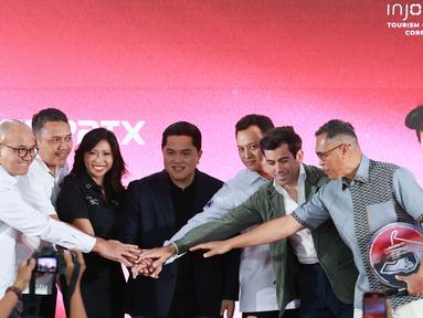Menteri Pemuda dan Olahraga (Menpora) Erick Thohir (tengah) bertumpu tangan bersama (dari kiri) Dirut ITDC Ari Respati, Direktur Pemasaran Regional Patra Niaga Eko Ricky Susanto, Dirut InJourney Maya Watono, Ketum Ikatan Motor Indonesia (IMI) Moreno Soeprapto, Chief Sporting Officer Dorna Carlos Ezpeleta dan Kepala Dinas Kominfotik NTB Yusron Hadi pada konferensi pers Pertamina Grand Prix of Indonesia 2025 di Kantor Kemenpora, Jakarta, Senin (29/9/2025). (Bola.com/M Iqbal Ichsan)