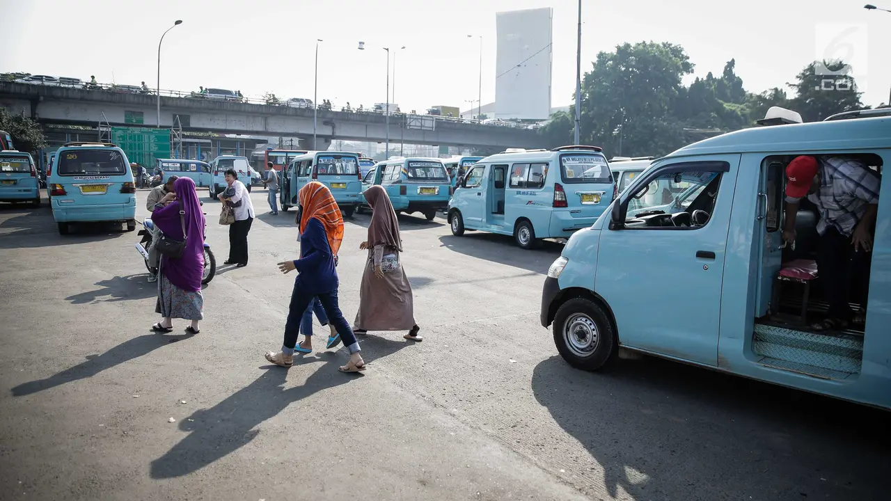 Tidak mudah membuat masyarakat untuk beralih dari kendaraan pribadi ke angkutan umum.