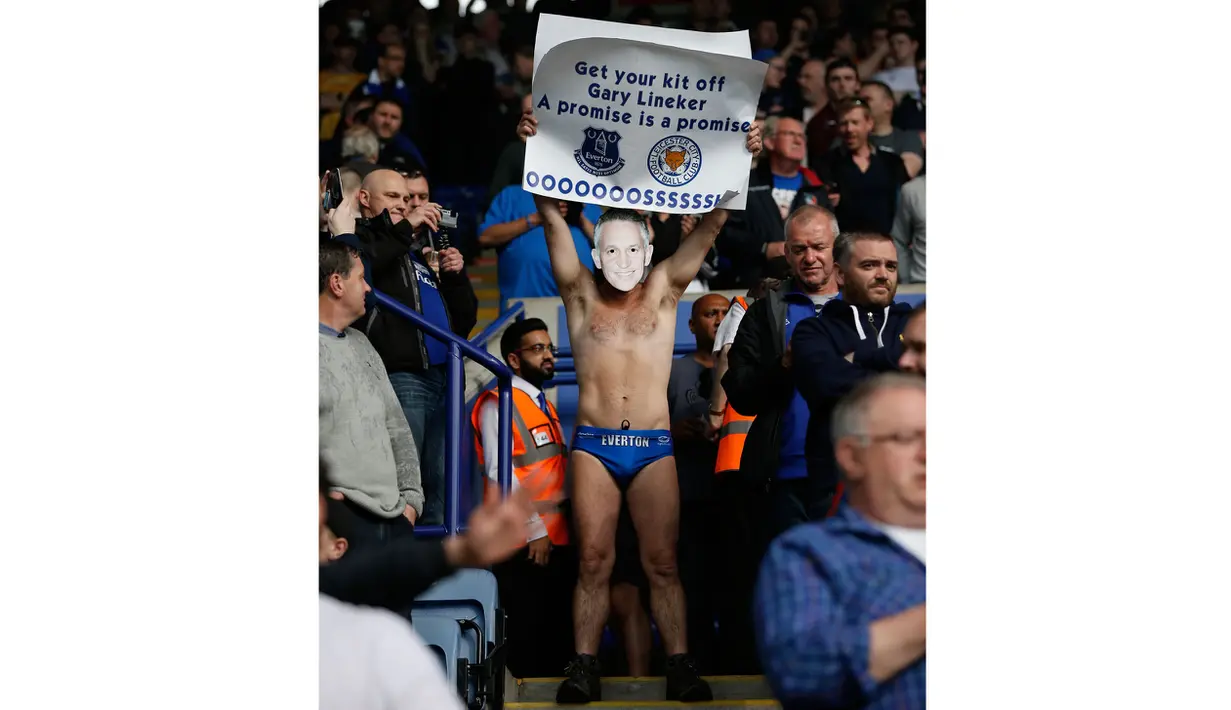 Seorang fans Leicester City mengenakan celana dalam biru menagih janji Gary Lineker  saat merayakan titel juara Liga Inggris 2015-2016 di Areal Stadion King Power (7/5/2016). (AFP/Adrian Dennis)