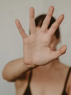 Ilustrasi seorang perempuan ekspresikan stop kekerasan seksual. (Sumber foto: Pexels.com).