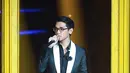 Afgan membuka konsernya dengan lagu ‘Katakan Tidak’ ditemani penari cantik. Lagu yang di aransemen ulang ini terlihat baru dan segar. (Deki Prayoga/Bintang.com)