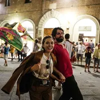 Elizabeth Olsen bersama tunangannya Robbie Arnet. (Instagram/elizabetholsenofficial)