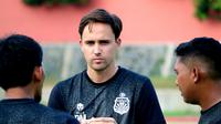 Pelatih Bhayangkara Solo FC, Paul Munster di sela-sela sesi latihan di Stadion UNS, Senin (31/5/2021). (Dok Bhayangkara Solo FC)