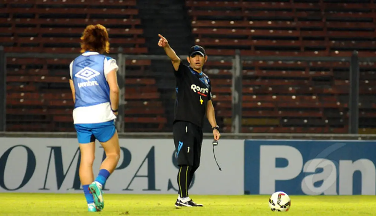 Pelatih Gamba Osaka, Kenta Hasegawa (kanan) memberikan instruksi latihan saat latihan di Stadion GBK Jakarta, Jumat (23/1/2015). Gamba Osaka akan melakukan laga uji coba melawan Persija Jakarta pada Sabtu (24/1). (Liputan6.com/Helmi Fithriansyah)