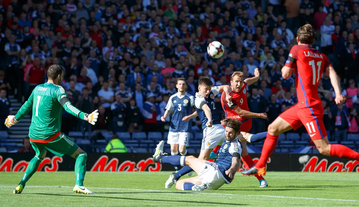Striker Inggris, Harry Kane, melepaskan tendangan ke gawang Skotlandia pada kualifikasi Piala Dunia 2018 di Hampden Park, Sabtu (10/6/2017). Skor berakhir imbang 2-2. (EPA/Robert Perry)