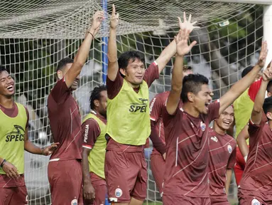Pemain Persija Jakarta tampak ceria saat sesi latihan jelang laga Liga 1 di Lapangan ABC, Senayan, Jakarta, Sabtu (08/12). Persija akan berhadapan dengan Mitra Kukar. (Bola.com/M Iqbal Ichsan)