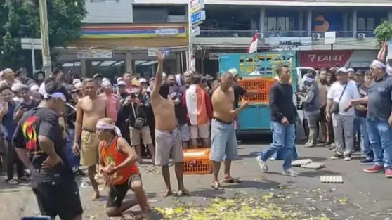 Peternak Pati Protes Harga Anjlok, Lempar Telur dan Ayam ke Kantor Bupati