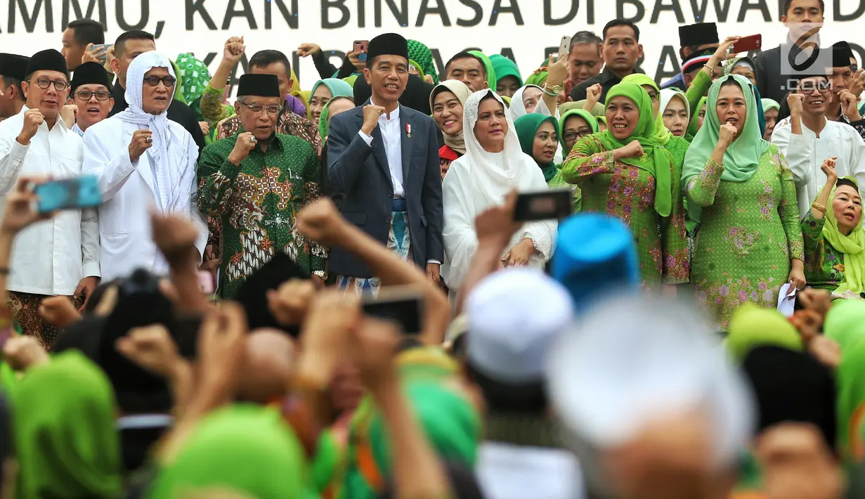 Presiden Joko Widodo bersama Ibu Negara Iriana, Menag Lukman Hakim Saifuddin, Ketum PBNU Said Aqil Siradj, Ketum PP Muslimat NU Khofifah Indar Parawansa saat menghadiri Harlah ke-73 Muslimat NU di SUGBK, Jakarta, Minggu (27/1). (Liputan6.com/Johan Tallo)