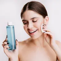 ilustrasi&nbsp;membersihkan wajah dengan micellar water/copyright freepik.com/lookstudio