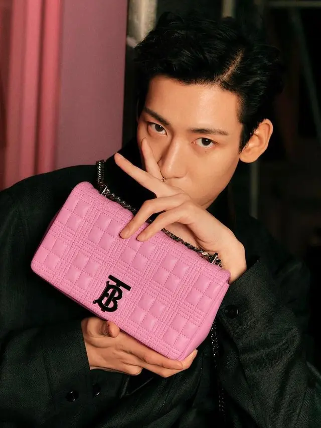 Adu Gaya 8 Seleb Korea Tenteng Tas Lola Burberry Senilai Rp30 Juta, dari ITZY hingga Yeonjun TXT