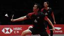 Ganda putra Indonesia, Mohammad Ahsan / Hendra Setiawan, saat melawan ganda Jepang, Hiroyuki Endo / Yuta Watanabe, pada BWF World Tour di Tianhe Sports Center, Guangzhou, Minggu (15/12/2019). Ahsan / Hendra menang 24-22 dan 21-19. (AP/Andy Wong)