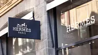 Foto yang diambil pada 25 Mei 2023 di Lille, timur laut Prancis ini menunjukkan papan nama toko mewah Hermes di Rue Grande-Chaussee. (SAMEER AL-DOUMY / AFP)