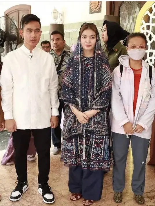 Saat lebaran, Selvi mengikat rambutnya rapi tanpa poni ditambah dengan kerudungnya. 
 (@selvie_ananda_)