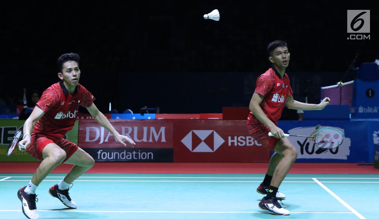 Ganda putra Indonesia, Fajar Alfian/M Rian Ardianto mengembalikan kok ke arah Liu Cheng/Zhang Nan (China) pada 8 besar Indonesia Open 2018, Istora GBK, Jakarta, Jumat (5/7). Fajar/Rian unggul 21-18, 18-21, 25-23. (Liputan6.com/Helmi Fithriansyah)