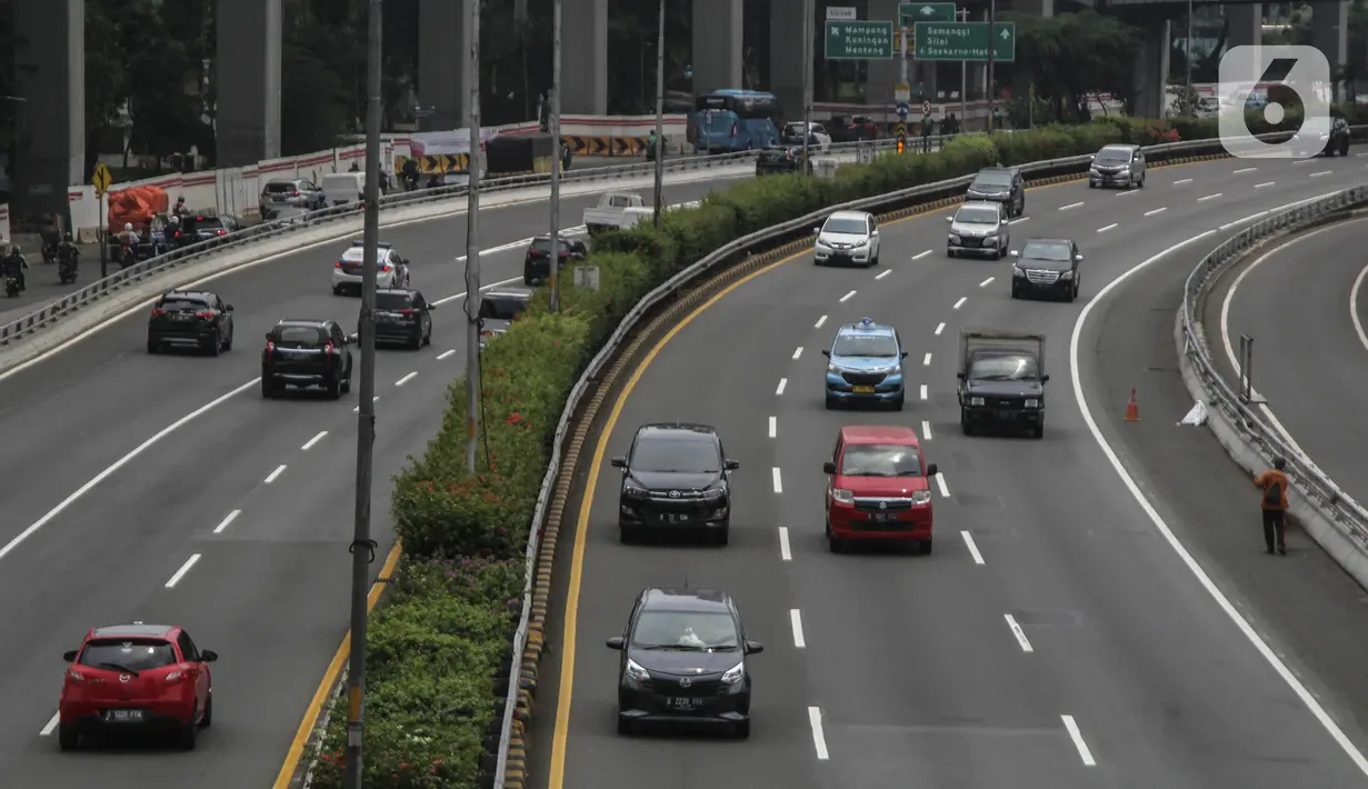 Suasana lalu lintas yang terlihat ramai lancar di Jalan Gatot Subroto, Jakarta, Senin (14/9/2020). Pemprov DKI Jakarta menerapkan PSBB Ketat mulai 14 September 2020 dengan menutup sementara lima pusat kegiatan di antaranya sekolah, pariwisata, dan sarana olahraga. (Liputan6.com/Johan Tallo)