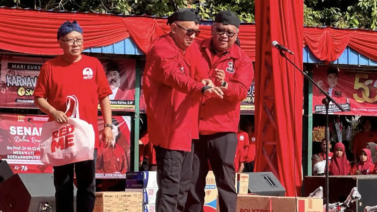 Sekretaris Jenderal DPP PDI Perjuangan (PDIP) Hasto Kristiyanto menyematkan jaket Partai yang dikeluarkan oleh RedMe kepada Menteri Koperasi dan UMKM Teten Masduki.