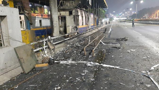 Gerbang Tol Dalam Kota Pejompongan yang berada di depan Kantor Badan Pemeriksa Keuangan (BPK) dibakar saat demo mahasiswa di depan Gedung DPR RI. (Liputan6/Yopi Makdori)