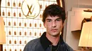 Paul Forman tampil memikat dengan t-shirt berlapis jaket dan celana denim [Louis Vuitton]