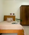 Furnitur yang terlalu besar dapat membuat kamar terasa penuh. Sesuaikan ukuran perabot dengan luas ruang yang tersedia. (Foto/Dok: Pexels)