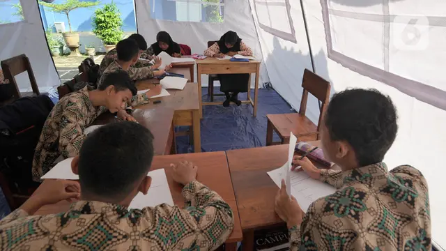 Murid Sekolah Khusus di Tangsel Ujian Dalam Tenda Darurat