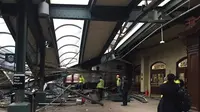 Kereta NJ Transit itu tergelincir saat memasuki stasiun Hoboken New Jersey, dan mengakibatkan lebih dari 100 orang terluka (@coreyfuttdesign/Twitter).