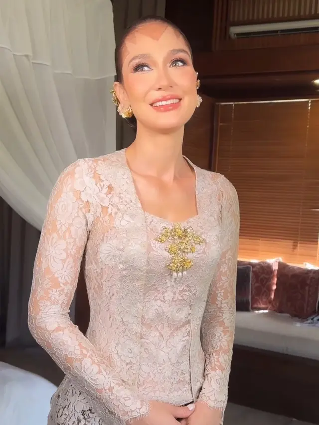 Kebaya pilihan Luna Maya di hari pernikahan. [@rhay_david]
