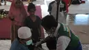 Paramedis memeriksa kesehatan pengungsi korban ledakan kilang minyak Balongan di Pendopo Kabupaten Indramayu, Senin (29/03/2021). Sekitar 900 warga saat ini mengungsi dari lima desa terdampak ledakan kilang minyak Balongan.  (merdeka.com/Arie Basuki)