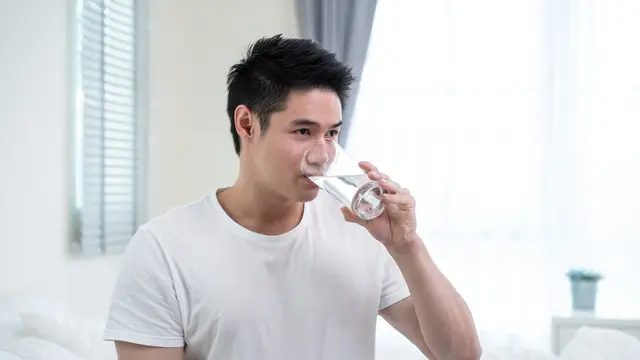 Ilustrasi minum air mineral