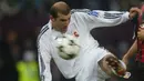 Zinedine Zidane pernah melakukan tendangan voli ikonik ketika dirinya membela Real Madrid pada tahun 2002. Saat itu Real Madrid tengah melawan Bayer Leverkusen, menghasilkan kemenagan Los Blancos dengan skor akhir 2-1. (Foto:AFP/Damien Meyer)