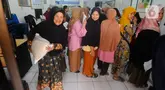 Keluarga penerima manfaat (KPM) membawa bantuan sosial pangan beras saat berlangsung penyaluran di kantor Kelurahan Meruyung, Depok, Sabtu  (11/5/2024). (merdeka.com/Arie Basuki)