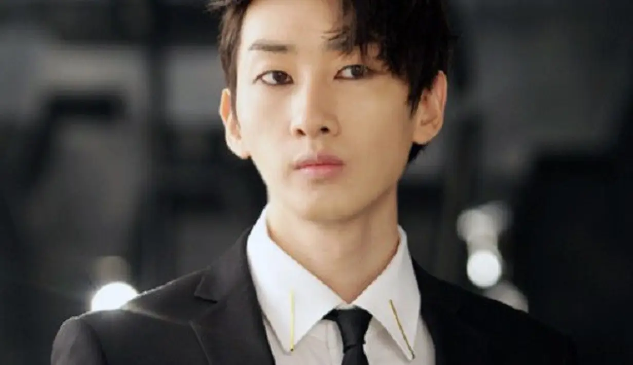 Eunhyuk menyelesaikan wajib militernya pada 12 Juli 2017. Kepulangannya pun langsung disambut oleh para penggemar dan para personel Super Junior. (Foto: soompi.com)