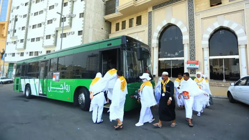 Bus Shalawat yang mengantar jemaah haji dari pemondokan menuju Masjidil Haram (foto: Bahauddin/MCH2019)