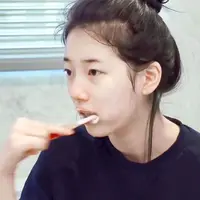 Walaupun tak mengenakan makeup, namun Suzy tak malu untuk memperlihatkan wajahnya. Meskipun tak mengenakan makeup, Suzy masih terlihat cantik menawan. (Foto: koreaboo.com)