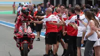 Francesco Bagnaia disambut kru saat finis pertama di MotoGP Spanyol di sirkuit Jerez Angel Nieto (AFP)