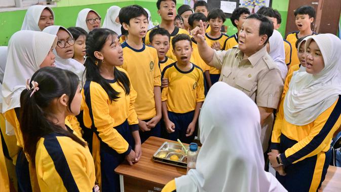 Prabowo Makan dan Bernyanyi Bersama Siswa saat Cek Program MBG