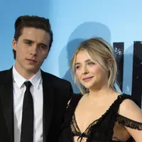 Melihat kemesraan Brooklyn Beckham dan Chloe Grace Moretz yang kembali balikan. (VALERIE MACON / AFP)