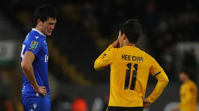 Elkan Baggott berduel dengan Hwang Hee-chan di Carabao Cup 2022/2023