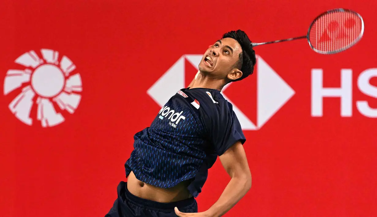 Tunggal putra Indonesia, Alwi Farhan saat mengembalikan pukulan ke Lee Chia Hao (Taiwan) dalam pertandingan perempat final turnamen bulu tangkis Australia Open 2026 di Sydney pada Jumat 12 Juni 2026. (Saeed KHAN/AFP)