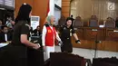 Terdakwa Ratna Sarumpaet dikawal petugas tiba di Pengadilan Negeri (PN) Jakarta Selatan, Kamis (29/2). Ratna menjalani sidang dakwaan perdana atas kasus penyebaran berita hoaks yang menyebutkan wajah lebam. (Liputan6.com/Herman Zakharia) 