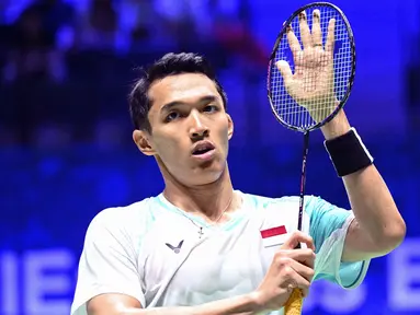 Jonathan Christie dari Indonesia merayakan kemenangan setelah mengalahkan Matthias Kicklitz dari Jerman dalam pertandingan tunggal putra di Kejuaraan Dunia Bulu Tangkis BWF di Adidas Arena, Paris, pada 26 Agustus 2025. (Bertrand GUAY/AFP)