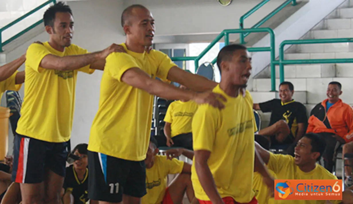 Citizen6, Surabaya: Pemusatan latihan yang dimulai dari 3 September hingga 6 Oktober ini dibuat menyenangkan. Yaitu dengan dibuat materi Psikologi yang dikemas dengan berbagai bentuk permainan agar atlit bisa fress. (Pengirim: Penkobangdikal). 