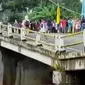 Jembatan penghubung Pangandaran ke Ciamis dan Banjar ambles 1,5 meter.